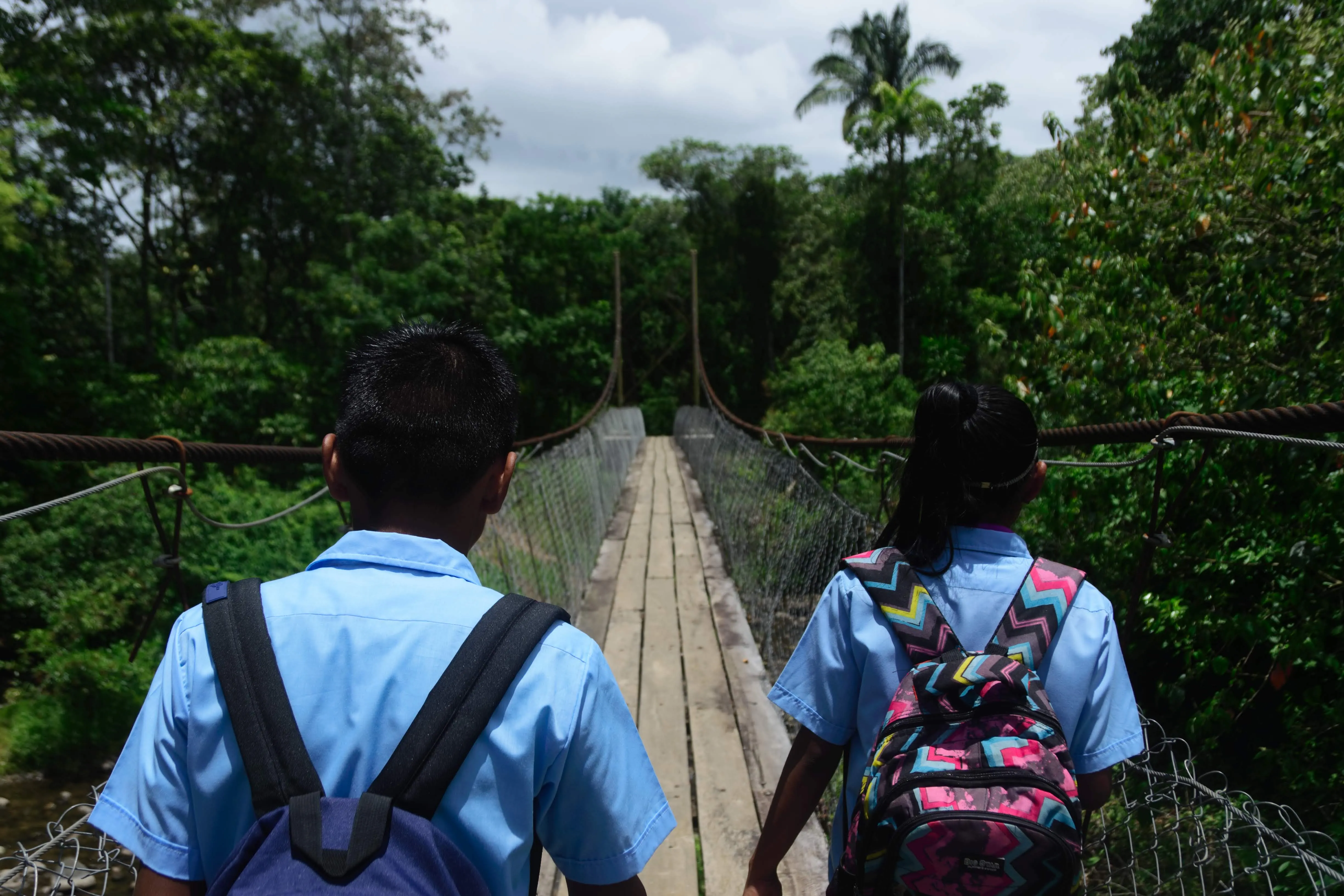 Niños caminando por comunidad rural de difícil acceso