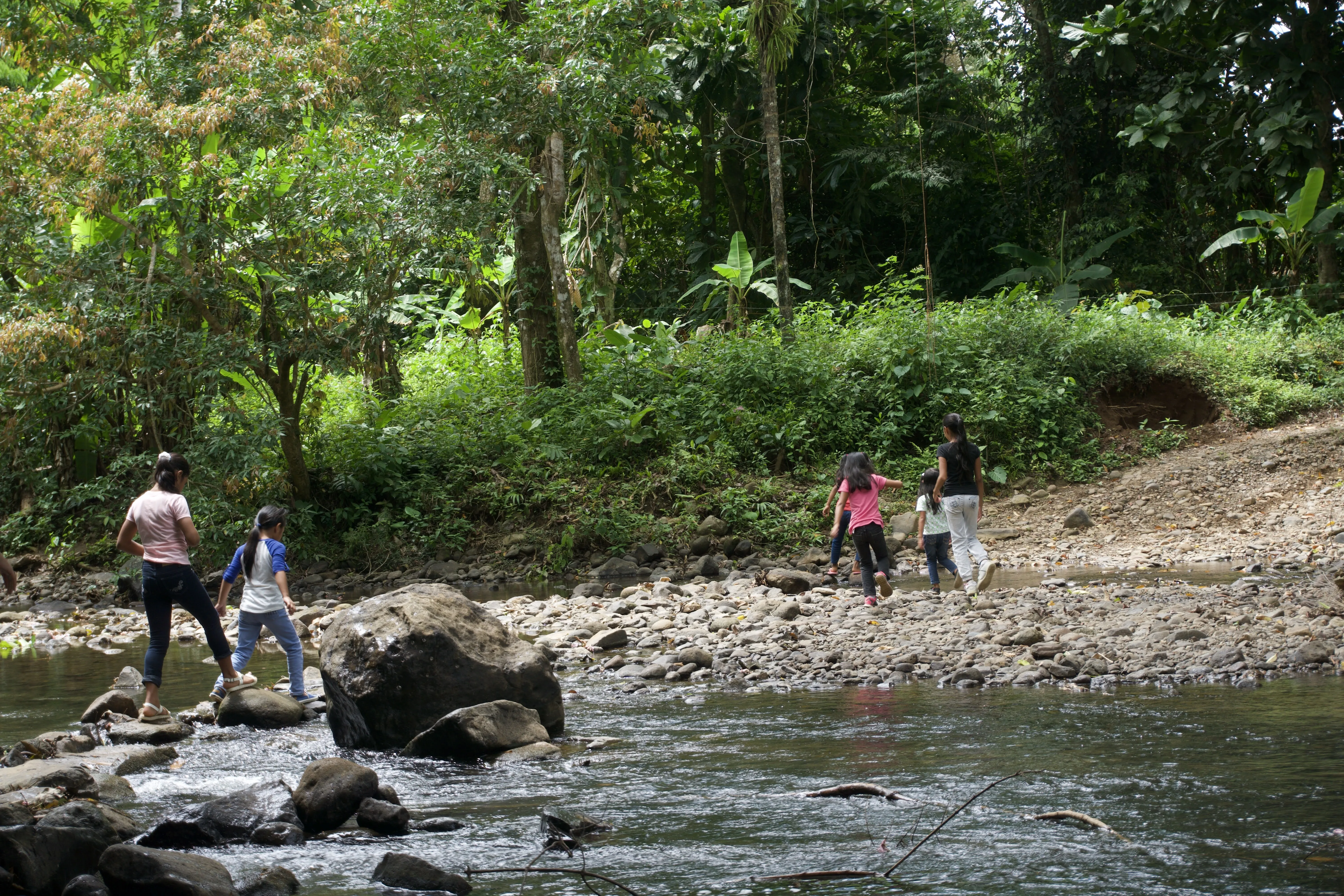 Cruce de río camino a la escuela