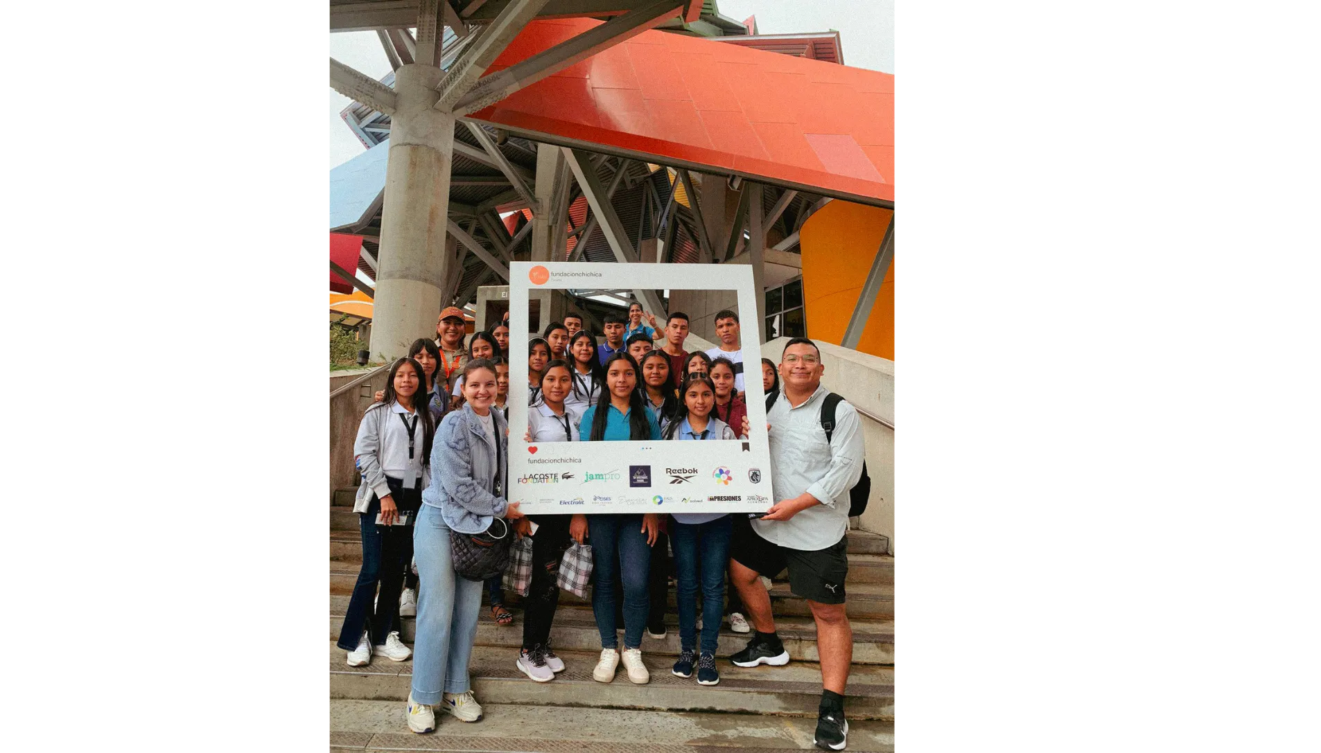 Equipo corporativo de voluntarios con marcas aliadas